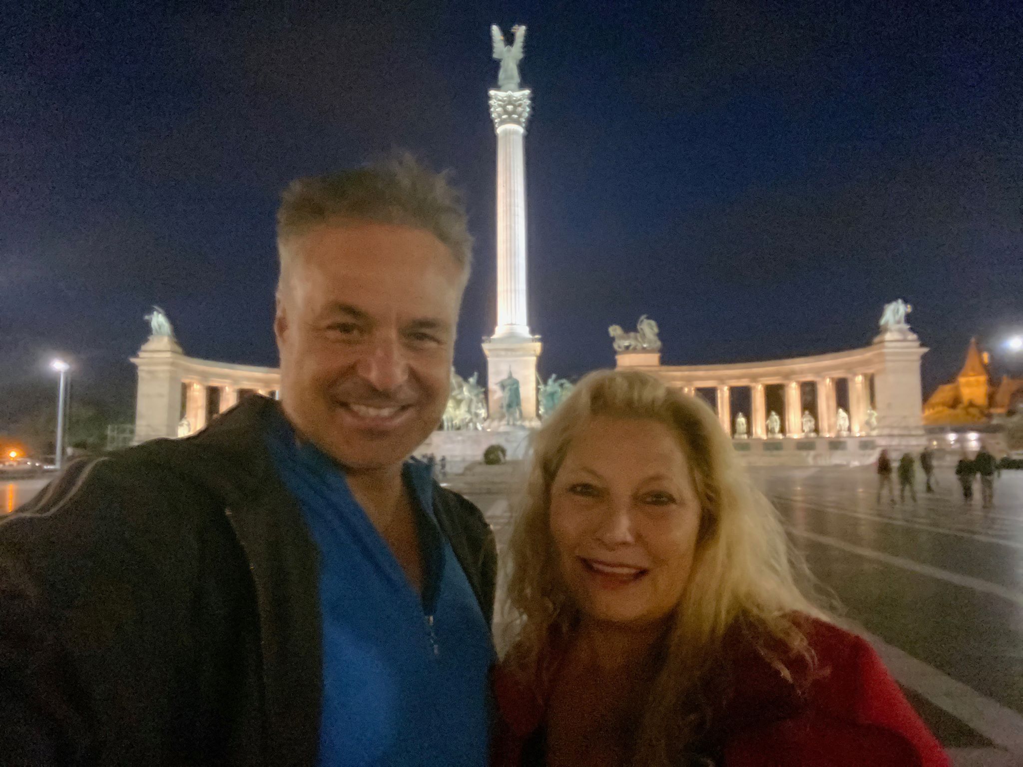 Clint Arthur & Ali Savitch in Heroes Square, Budapest, Hungary